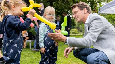 Ministerpräsident Wüst trifft Ehrenpatenkinder und ihre Familien