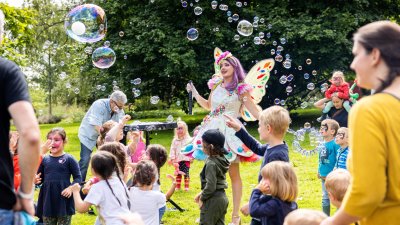 Ministerpräsident Wüst trifft Ehrenpatenkinder und ihre Familien