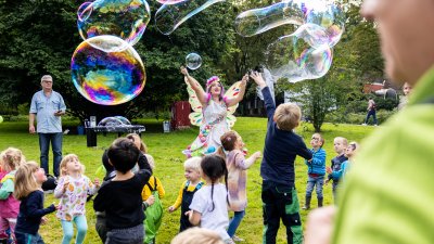 Ministerpräsident Wüst trifft Ehrenpatenkinder und ihre Familien