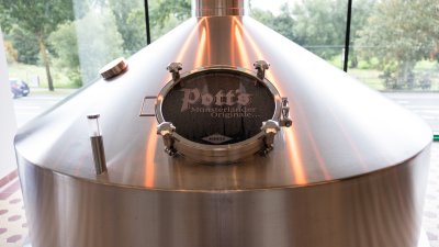 Ministerpräsident Hendrik Wüst besucht die Pott’s Brauerei in Oelde