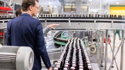 Ministerpräsident Hendrik Wüst besucht die Pott’s Brauerei in Oelde