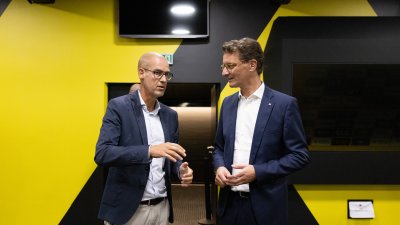 Ministerpräsident Hendrik Wüst besucht gemeinsam mit Aki Watzke das BVB-Lernzentrum in Dortmund