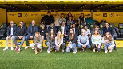 Ministerpräsident Hendrik Wüst besucht gemeinsam mit Aki Watzke das BVB-Lernzentrum in Dortmund