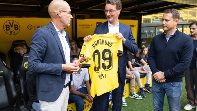 Ministerpräsident Hendrik Wüst besucht gemeinsam mit Aki Watzke das BVB-Lernzentrum in Dortmund
