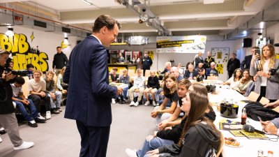 Ministerpräsident Hendrik Wüst besucht gemeinsam mit Aki Watzke das BVB-Lernzentrum in Dortmund