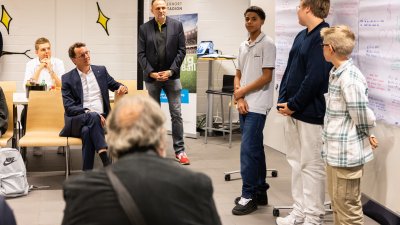 Ministerpräsident Hendrik Wüst besucht gemeinsam mit Aki Watzke das BVB-Lernzentrum in Dortmund