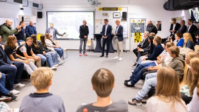 Ministerpräsident Hendrik Wüst besucht gemeinsam mit Aki Watzke das BVB-Lernzentrum in Dortmund