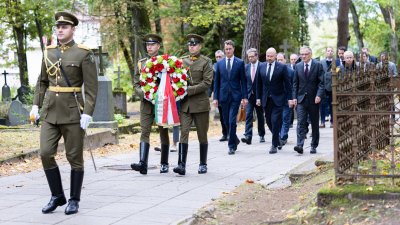 Kranzniederlegung an der Nationalen Gedenkstätte für die Opfer des Kampfes für die Unabhängigkeit