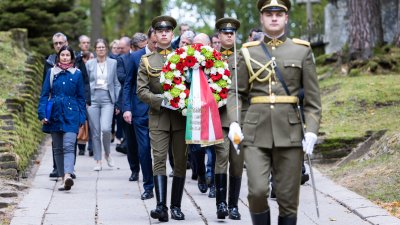 Kranzniederlegung an der Nationalen Gedenkstätte für die Opfer des Kampfes für die Unabhängigkeit