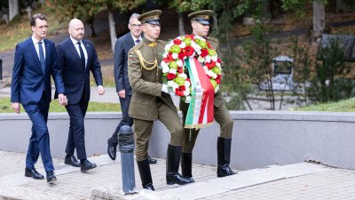 Kranzniederlegung an der Nationalen Gedenkstätte für die Opfer des Kampfes für die Unabhängigkeit