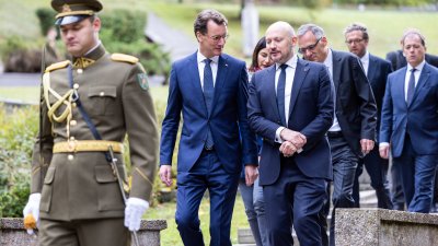 Kranzniederlegung an der Nationalen Gedenkstätte für die Opfer des Kampfes für die Unabhängigkeit