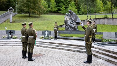 Kranzniederlegung an der Nationalen Gedenkstätte für die Opfer des Kampfes für die Unabhängigkeit