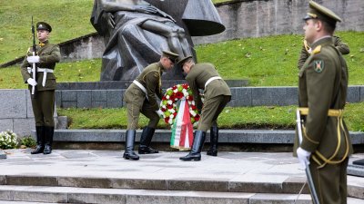 Kranzniederlegung an der Nationalen Gedenkstätte für die Opfer des Kampfes für die Unabhängigkeit