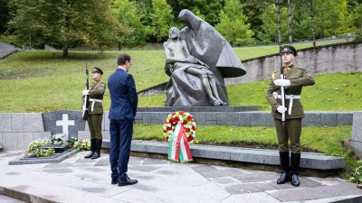 Kranzniederlegung an der Nationalen Gedenkstätte für die Opfer des Kampfes für die Unabhängigkeit