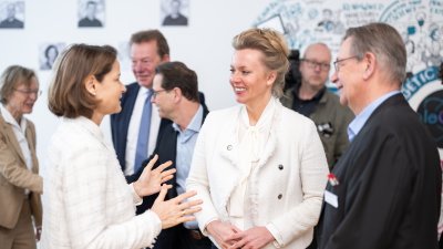 Ministerpräsident Hendrik Wüst und Ministerin Ina Brandes besuchen eleQtron-Superrechner in Siegen