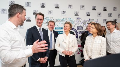 Ministerpräsident Hendrik Wüst und Ministerin Ina Brandes besuchen eleQtron-Superrechner in Siegen