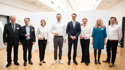 Ministerpräsident Hendrik Wüst und Ministerin Ina Brandes besuchen eleQtron-Superrechner in Siegen