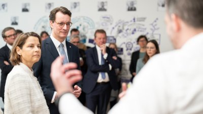 Ministerpräsident Hendrik Wüst und Ministerin Ina Brandes besuchen eleQtron-Superrechner in Siegen