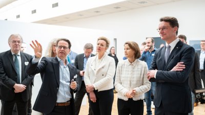 Ministerpräsident Hendrik Wüst und Ministerin Ina Brandes besuchen eleQtron-Superrechner in Siegen