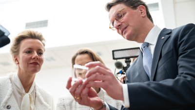 Ministerpräsident Hendrik Wüst und Ministerin Ina Brandes besuchen eleQtron-Superrechner in Siegen