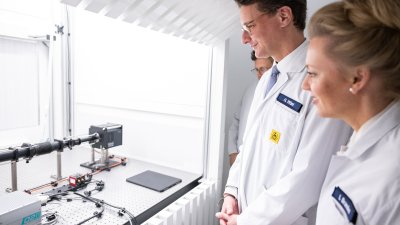 Ministerpräsident Hendrik Wüst und Ministerin Ina Brandes besuchen eleQtron-Superrechner in Siegen