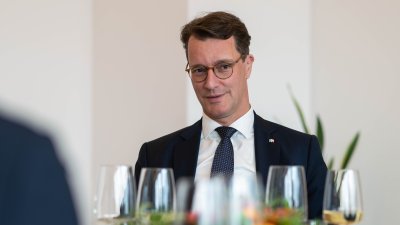 Ministerpräsident Wüst verabschiedet die Generalkonsulin der Republik Portugal und Doyenne des Konsularischen Korps Nordrhein-Westfalen, Lidia Margarida Bandeira Nabais