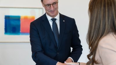 Ministerpräsident Wüst verabschiedet die Generalkonsulin der Republik Portugal und Doyenne des Konsularischen Korps Nordrhein-Westfalen, Lidia Margarida Bandeira Nabais