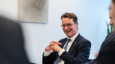 Antrittsbesuch der niederländischen Botschafterin: Ministerpräsident Wüst empfängt Hester Somsen in der Staatskanzlei