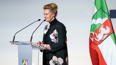 Ministerpräsident Wüst verleiht Kunstpreis an Fotografin Ursula Schulz-Dornburg