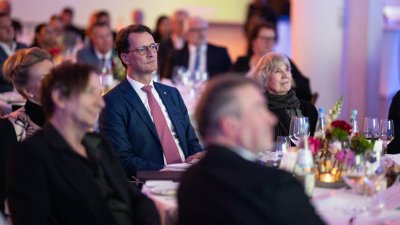 Ministerpräsident Wüst verleiht Kunstpreis an Fotografin Ursula Schulz-Dornburg