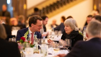 Ministerpräsident Wüst verleiht Kunstpreis an Fotografin Ursula Schulz-Dornburg