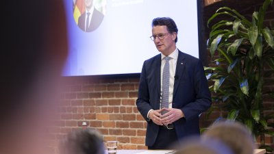 Ministerpräsident hält Rede zu Künstlicher Intelligenz vor Branchenspezialisten bei AI-Symposium