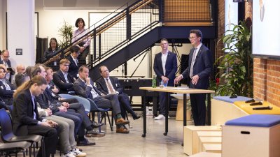 Ministerpräsident hält Rede zu Künstlicher Intelligenz vor Branchenspezialisten bei AI-Symposium