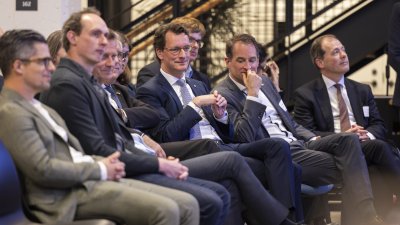 Ministerpräsident hält Rede zu Künstlicher Intelligenz vor Branchenspezialisten bei AI-Symposium