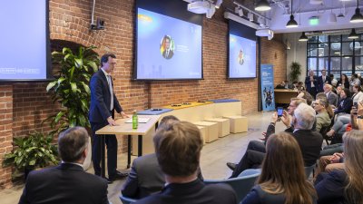 Ministerpräsident hält Rede zu Künstlicher Intelligenz vor Branchenspezialisten bei AI-Symposium