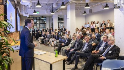 Ministerpräsident hält Rede zu Künstlicher Intelligenz vor Branchenspezialisten bei AI-Symposium