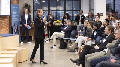 Ministerpräsident hält Rede zu Künstlicher Intelligenz vor Branchenspezialisten bei AI-Symposium