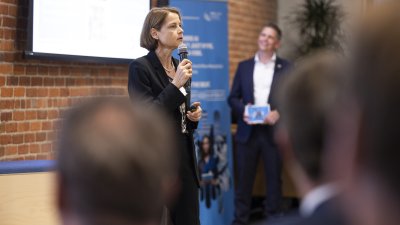 Ministerpräsident hält Rede zu Künstlicher Intelligenz vor Branchenspezialisten bei AI-Symposium