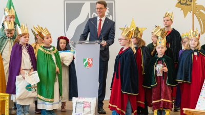 Ministerpräsident Hendrik Wüst empfängt Sternsinger zum traditionellen Dreikönigssingen