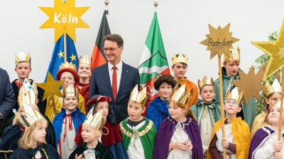 Ministerpräsident Hendrik Wüst empfängt Sternsinger zum traditionellen Dreikönigssingen