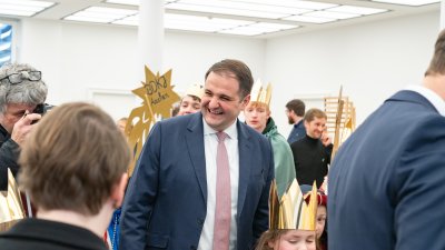 Ministerpräsident Hendrik Wüst empfängt Sternsinger zum traditionellen Dreikönigssingen