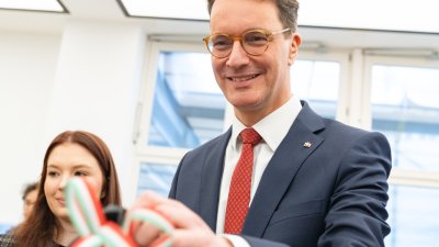 Ministerpräsident Hendrik Wüst empfängt Sternsinger zum traditionellen Dreikönigssingen