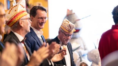 Ministerpräsident Hendrik Wüst stellt „narwali“-Karnevalswagen vor