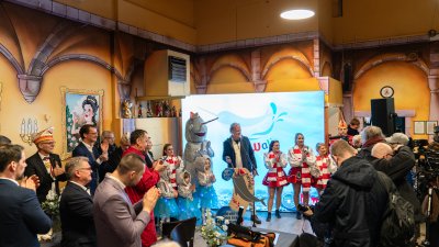 Ministerpräsident Hendrik Wüst stellt „narwali“-Karnevalswagen vor