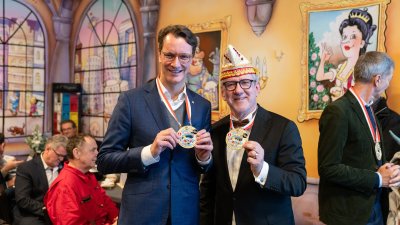 Ministerpräsident Hendrik Wüst stellt „narwali“-Karnevalswagen vor