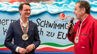 Ministerpräsident Hendrik Wüst stellt „narwali“-Karnevalswagen vor