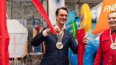 Ministerpräsident Hendrik Wüst stellt „narwali“-Karnevalswagen vor