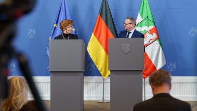 Justizminister Limbach und die Opferbeauftragte Havliza sprechen auf der Pressekonferenz am Rednerpult