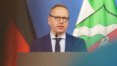 Justizminister Limbach spricht am Rednerpult