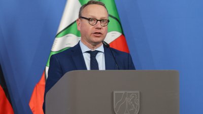 Justizminister Limbach spricht am Rednerpult